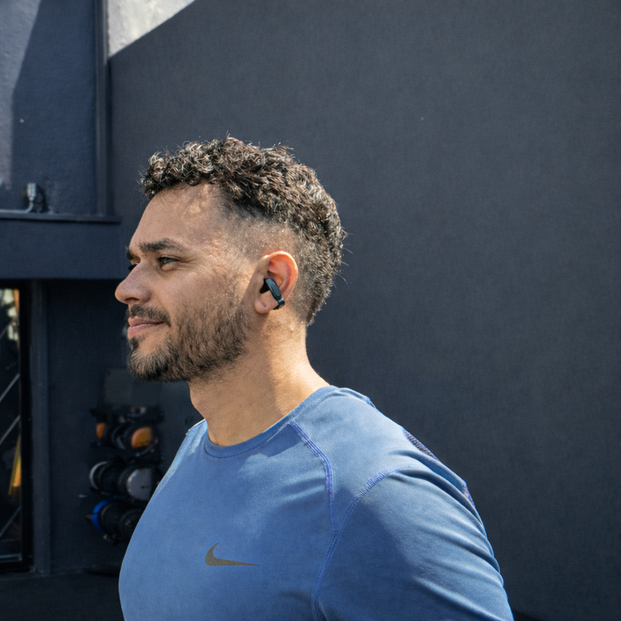 Diseño clip-on ergonómico en silicona suave, ajustado al pabellón de la oreja para no caerse en deportes de alta intensidad.